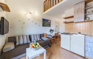 Kuchyňa alebo kuchynka v ubytovaní 1 Bedroom Lovely Apartment In Medulin