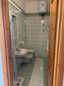 bagno con lavandino e servizi igienici di Casa Colomba Sant'Angelo a Ischia