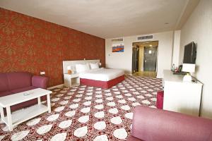 The George Hotel by Saffron, Dubai Creek的电视和/或娱乐中心