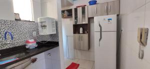 Η κουζίνα ή μικρή κουζίνα στο Apartamento Mobiliado, Parque Atheneu.