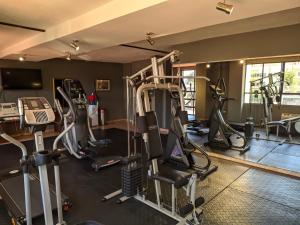 Fitness centrum a/nebo fitness zařízení v ubytování FLORENCIA PLAZA HOTEL