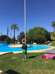 Bazén v ubytování Estudio Ed Jupiter Benalmadena nebo v jeho okolí
