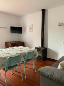 Televízia a/alebo spoločenská miestnosť v ubytovaní Casa rural Arroyo Marco