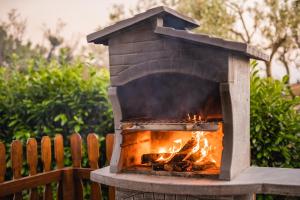 een stenen oven met een open haard bij Leonardo House in Novigrad Istria