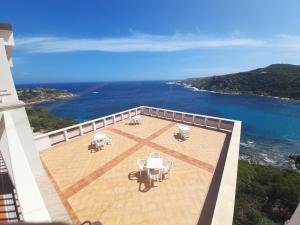 uma vista aérea de um pátio com vista para o oceano em Overlooking the sea Santa Teresa Gallura em Santa Teresa Gallura