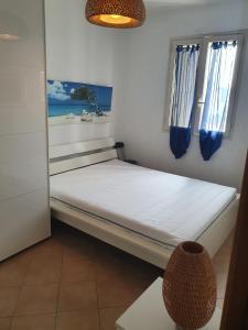 a small bedroom with a bed in a room at Casa stella marina in Campomarino