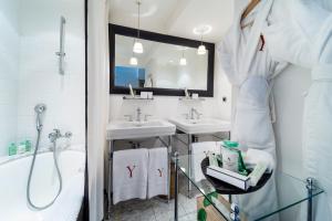 Koupelna v ubytování Hôtel Le Y