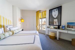 Postel nebo postele na pokoji v ubytování Hôtel Le Y + 35 fotografií