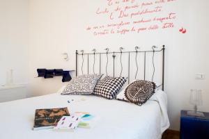 - une chambre avec un lit et un bureau sur le mur dans l'établissement La Locanda Del Mare, à Paestum