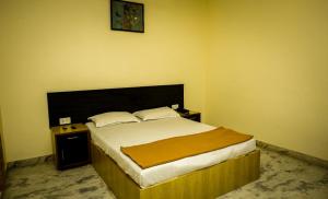 Postel nebo postele na pokoji v ubytování Hotel Arunachala