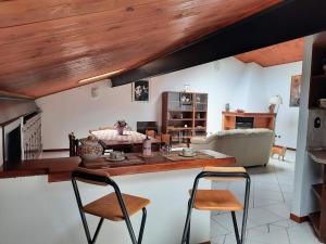 een woonkamer met een tafel en 2 stoelen bij CASA CATY - Oristano in Oristano