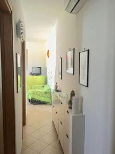 einen Flur mit einem Zimmer mit Waschbecken und Bett in der Unterkunft Casa stella marina in Campomarino