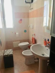 La salle de bains est pourvue de toilettes et d'un lavabo. dans l'établissement Casa stella marina, à Campomarino