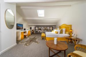 Habitación de hotel con cama y estrella de mar en el suelo en Hôtel Le Y en Saint-Tropez