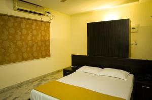 Postel nebo postele na pokoji v ubytování Hotel Arunachala