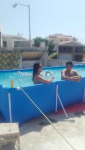 zwei Personen sitzen in einem Pool in der Unterkunft Mini Hostal Cultural de Mazatlán in Mazatlán