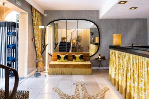 Posezení v ubytování Hôtel Le Y
