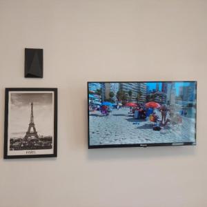 Televízia a/alebo spoločenská miestnosť v ubytovaní Apartament MIRA