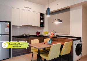 7Stonez Suites Windmill Genting Highlands tesisinde mutfak veya mini mutfak