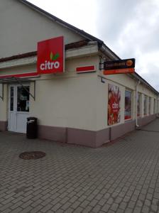 Supermarket nebo jiné obchody v  penzionu nebo okolí