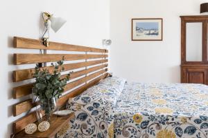 um quarto com uma cama e uma cabeceira em madeira em Casale De Filippo em Maratea