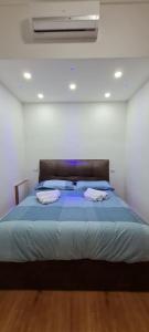 サンレモにあるPiazza Colombo-Apartmentsのベッドルーム1室(ベッド1台、タオル2枚付)