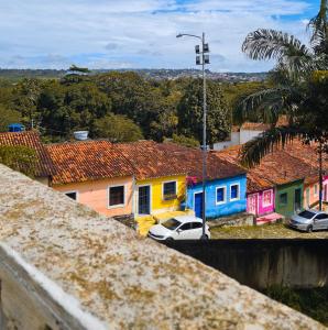 uma vista para uma cidade com casas coloridas em Casa Igarassu em Igarassu