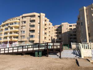 eine Reihe hoher Gebäude vor einem Gebäude in der Unterkunft Alojamiento Torrevieja playa frente al mar in Torrevieja