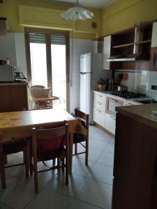 eine Küche mit einem Holztisch und einem Esszimmer in der Unterkunft Casa Carlo&Luisa in Pescara