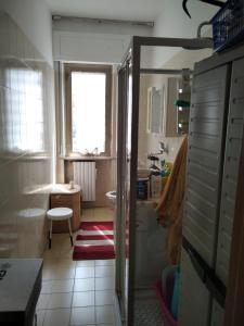 eine kleine Küche mit einem Waschbecken und einem Fenster in der Unterkunft Casa Carlo&Luisa in Pescara