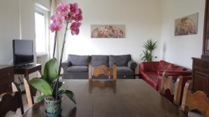 uma sala de estar com uma mesa e um sofá em Casa Farinati em Verona