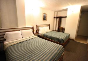 una habitación de hotel con 2 camas en una habitación en HB Express Hotel en Tlaxcala de Xicohténcatl