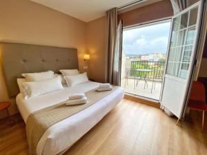 A bed or beds in a room at Hotel Ribeira Sacra