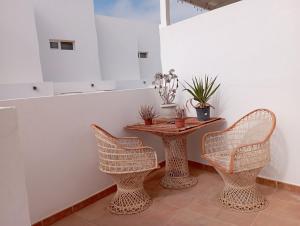 two chairs and a table in a room at Kiltankin beag in Costa Teguise