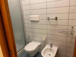 ein kleines Bad mit WC und Waschbecken in der Unterkunft bellini holiday home in Neapel