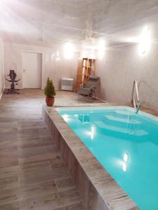 Bazén v ubytovaní Résidence Services Château Saint Pierre Oursin alebo v jeho blízkosti