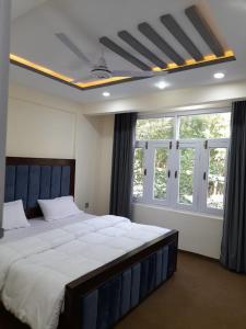 Postel nebo postele na pokoji v ubytování Alpen Hotel Skardu