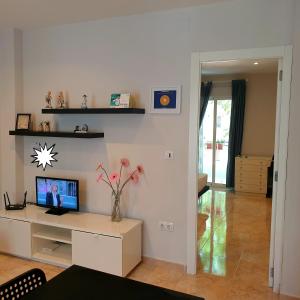 uma sala de estar com televisão numa parede branca em Bianca em Valência