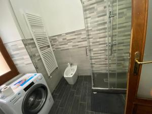 uma casa de banho com uma máquina de lavar roupa e um WC em La casa di Gianfry em Paola