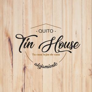 基多的住宿－Tin House Quito，木墙上的锡屋标志