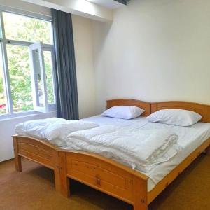 Postel nebo postele na pokoji v ubytování Alpen Hotel Skardu