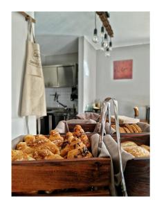 un mucchio di diversi tipi di pasticcini in vassoi di GARAGE47 Storica Officina Meccanica LOFT B&B iN PIENZA a Pienza