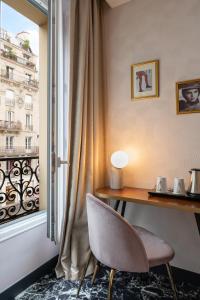 巴黎的住宿－皇家聖日耳曼酒店，窗前的桌子和椅子