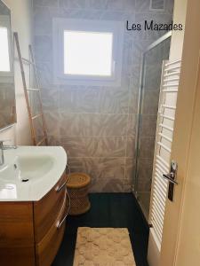 a bathroom with a sink and a shower at Les Mazades à 10 min de Périgueux avec piscine chauffée, meublé de tourisme classé 3 étoiles in Annesse-et-Beaulieu