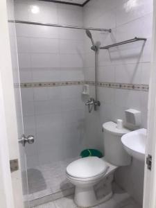 Baño blanco con aseo y lavamanos en Casa De Soledad Vigan City, en Vigan