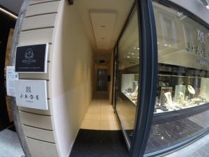 un escaparate de una tienda en un edificio en San Carlo Suite en Lugano