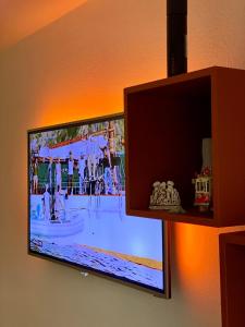 Elle comprend une télévision à écran plat suspendue au mur. dans l'établissement Exklusiv, modernes Apartment mit Balkon, à Böblingen