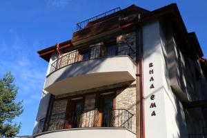 The building in which a vendégházakat is located