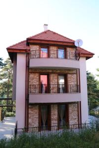 The building in which a vendégházakat is located