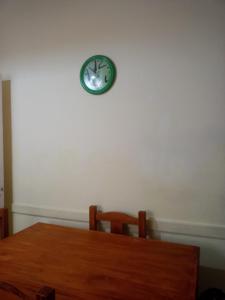 un reloj en una pared sobre una mesa de madera en Departamento 4 ambientes para 5 personas 1 cama doble y una cucheta de 3 en Mar del Plata